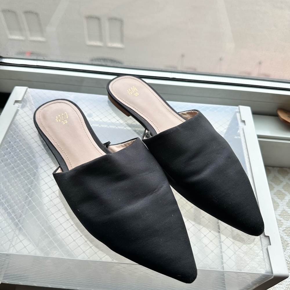 H&M Pointed Toe Ballet Mule in Black